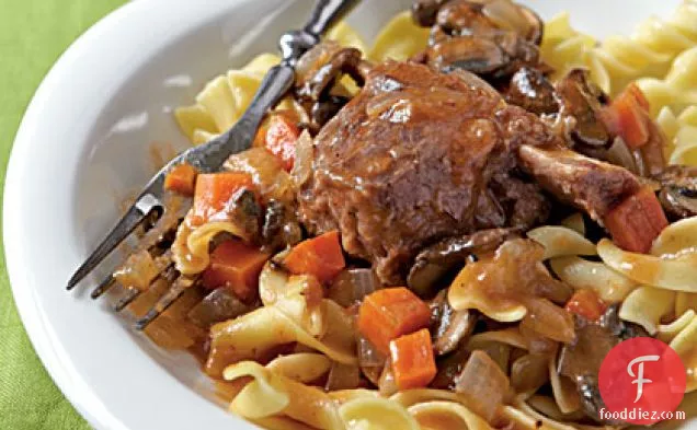 अंडे के नूडल्स के साथ ब्रेज़्ड छोटी पसलियां