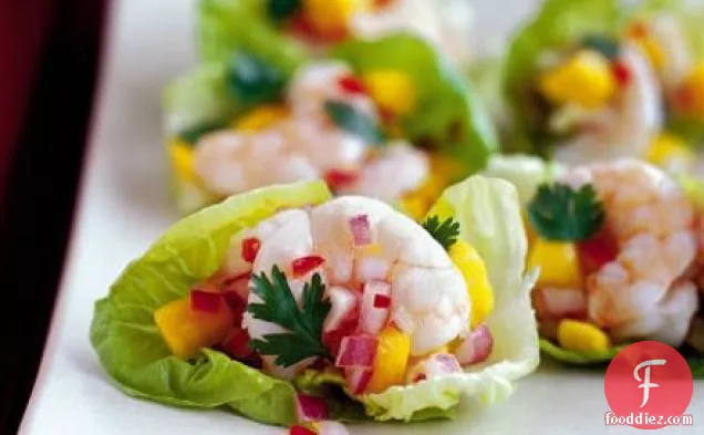 झींगा और मैंगो साल्सा के साथ लिटिल जेम कप