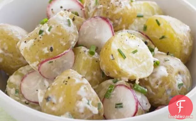 हॉर्सरैडिश क्रीम के साथ जर्सी रॉयल सलाद