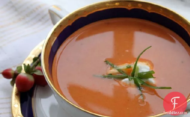 भुना हुआ लाल मिर्च का सूप केकड़े के साथ