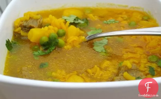 सोपा दे अरोज़ कॉन कार्ने (चावल और बीफ सूप)