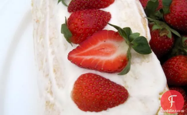 Brazo de Reina (Strawberries and Cream Cake Roll)