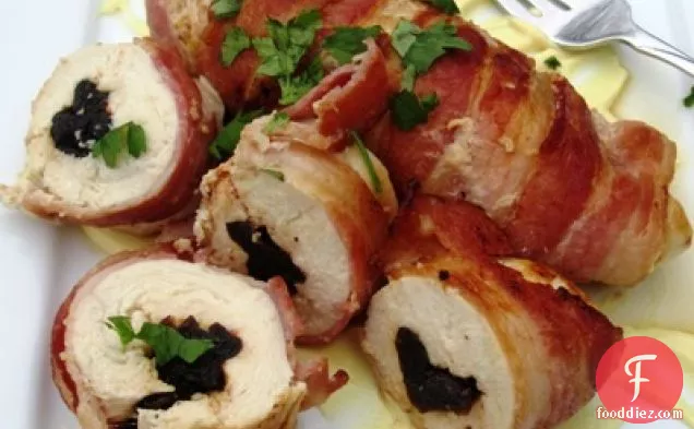 Chicken-Bacon Rolls stuffed with Prunes (Envueltos de Pollo, Tocineta y Ciruela)