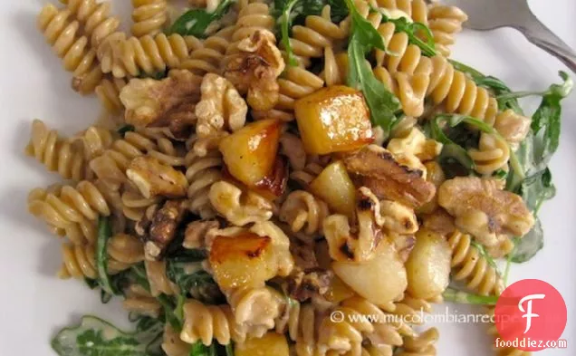 नाशपाती, अखरोट और गोर्गोन्जोला पनीर के साथ पूरे गेहूं का पास्ता