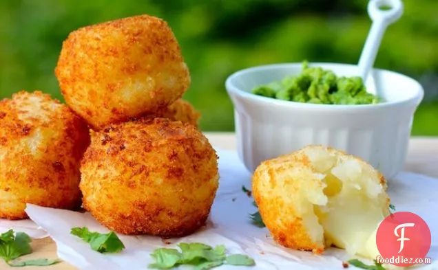 Bolitas de Yuca y Queso (Yuca Balls Stuffed with Cheese)