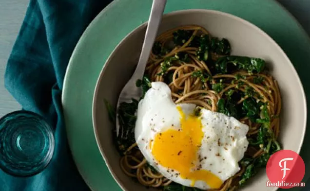 विल्टेड साग और अखरोट-अजमोद पेस्टो के साथ स्पेगेटी