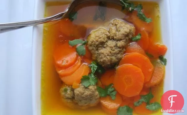गाजर और मीटबॉल सूप (सोपा डे ज़नाहोरिया वाई अल्बोंडिगास)