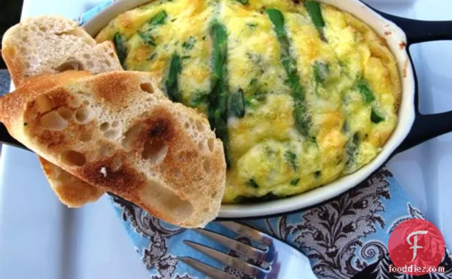 व्यक्तिगत शतावरी और कारमेलाइज्ड प्याज फ्रिटेटस