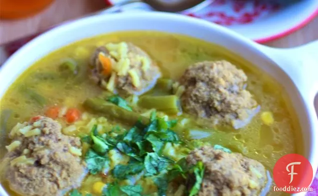 मीटबॉल और चावल का सूप (सोपा डे अरोज़ कोन अल्बोंडिगास)