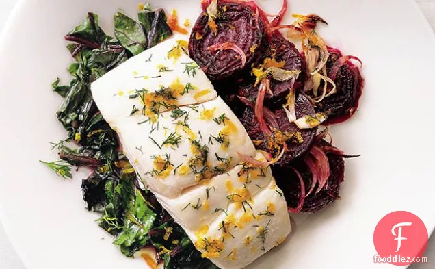 भुना हुआ बीट, बीट साग, और डिल के साथ हलिबूट-नारंगी ग्रेमोलटा