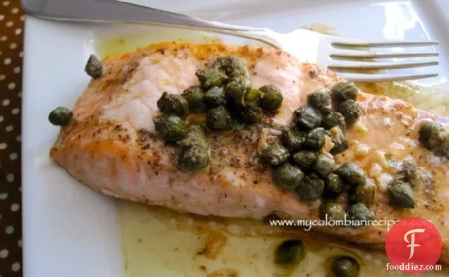 Salmón con Salsa de Alcaparras (Salmon with Capers Sauce)