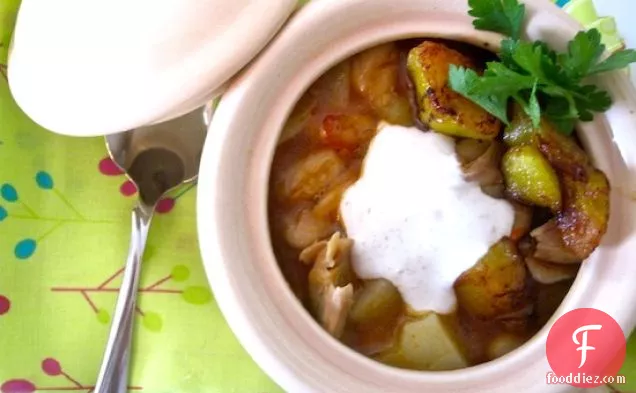 काज़ुएला डी पोलो वाई फ्रोजोल्स ब्लैंकोस (सफेद बीन और चिकन पुलाव)