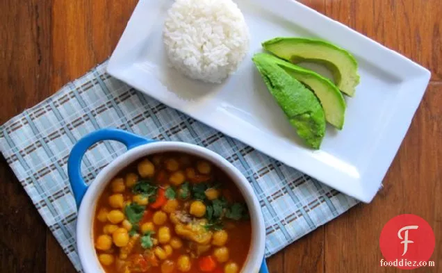 गार्बनज़ोस कॉन पेटिकस डी सेर्डो (पोर्क फीट स्टू के साथ चिक मटर)