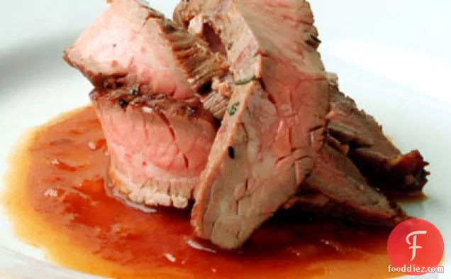 बोर्बोन बारबेक्यू सॉस के साथ ग्रिल्ड फ्लैंक स्टेक