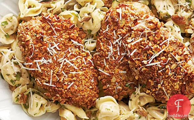 पेकन-क्रस्टेड चिकन और टोर्टेलिनी हर्ब बटर सॉस के साथ