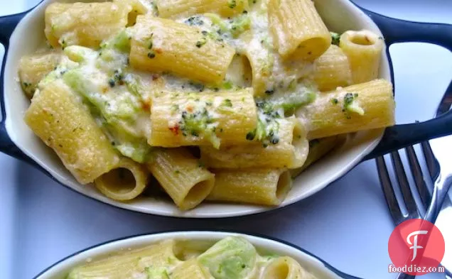 Pasta with Cheese and Broccoli
