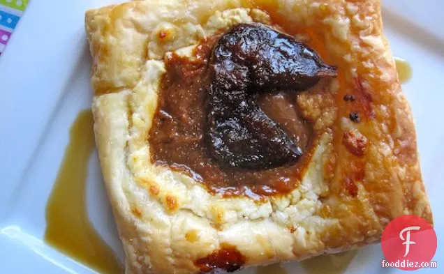 Figs, Cheese and Dulce de Leche Tarts (Pasteles de Brevas, Queso y Arequipe)