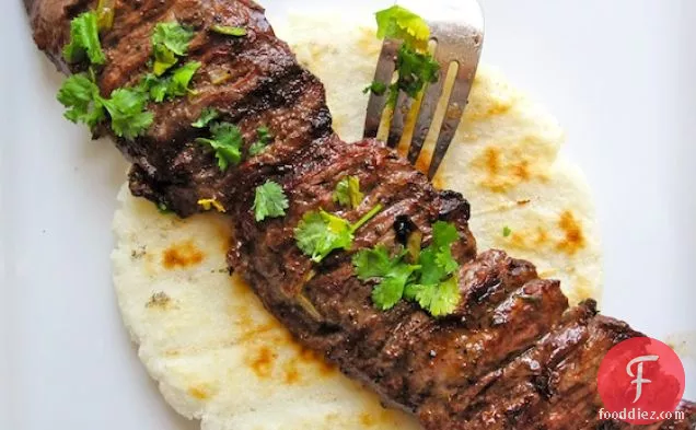 अरेपा कॉन कार्ने असदा (कोलम्बियाई शैली के ग्रिल्ड बीफ के साथ अरेपा)