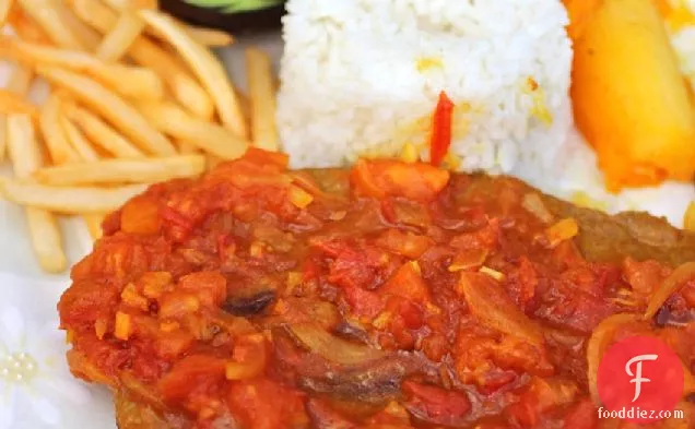 सोबरबैरिगा एन साल्सा क्रिओला (कोलम्बियाई क्रियोल सॉस के साथ फ्लैंक स्टेक)