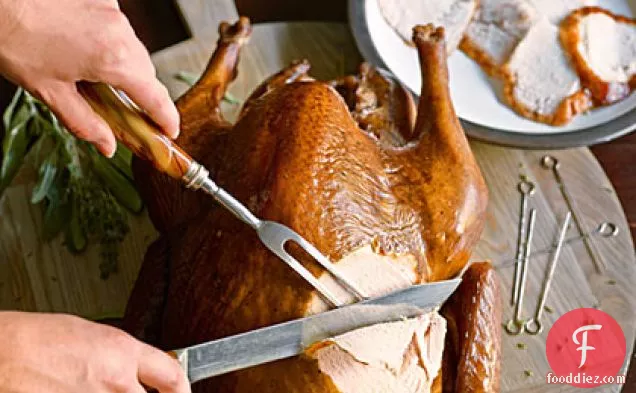 ऋषि और थाइम ने चारकोल ग्रिल पर टर्की को स्मोक्ड किया