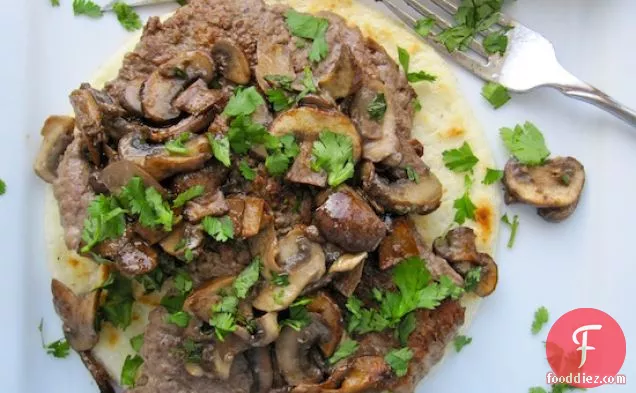 Arepa con Carne y Champiñones (Corn Cake with Beef and Mushrooms)