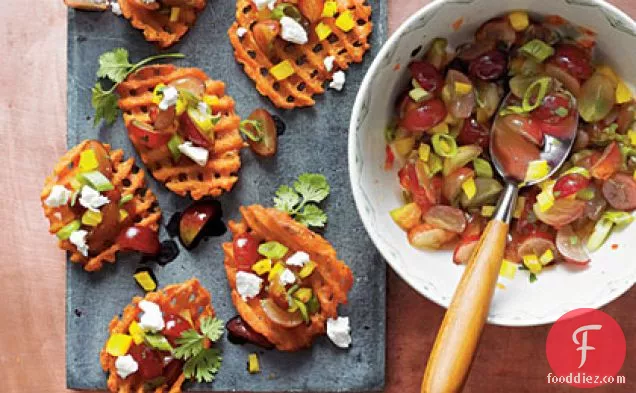 बकरी पनीर और अंगूर साल्सा के साथ शकरकंद क्रॉस्टिनी