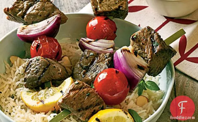 फेटा-मिंट डिपिंग सॉस के साथ मेम्ने सौवलाकी