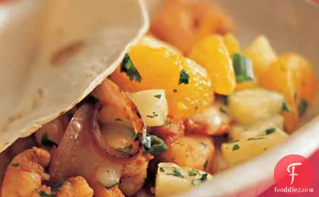 उष्णकटिबंधीय साल्सा के साथ नरम झींगा टैकोस