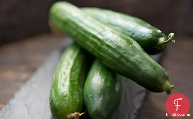 दुर्लभ भुना हुआ भेड़ का बच्चा और लेबनानी ककड़ी प्रसन्न