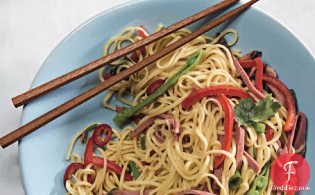 स्मोक्ड बतख और बर्फ मटर के साथ चीनी अंडा नूडल्स