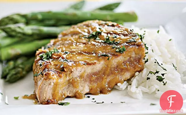 वसाबी-अदरक शीशे का आवरण के साथ टूना स्टेक