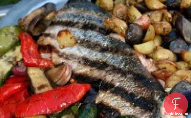 आम / ककड़ी साल्सा के साथ ग्रील्ड सैल्मन बरिटोस