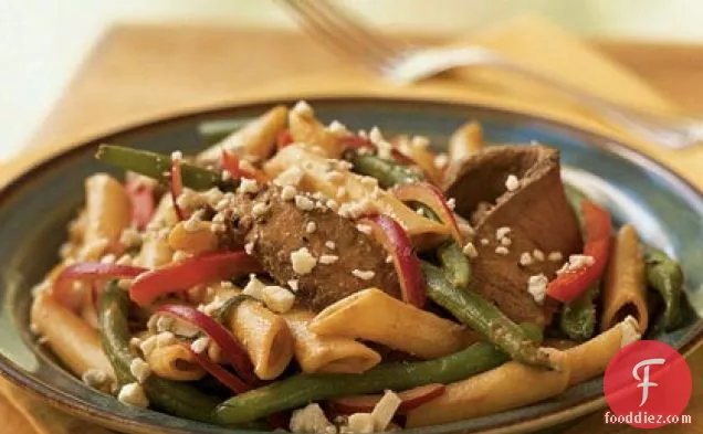 सिरोलिन स्टेक और पास्ता सलाद