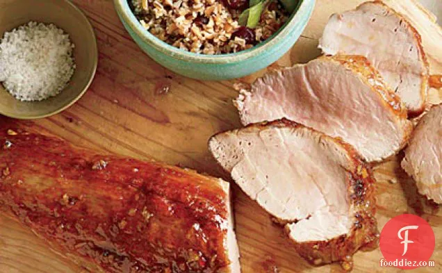 स्नैप मटर सौते के साथ क्रैनबेरी टैबबौलेह के साथ ऑरेंज-ग्लेज़ेड पोर्क टेंडरलॉइन