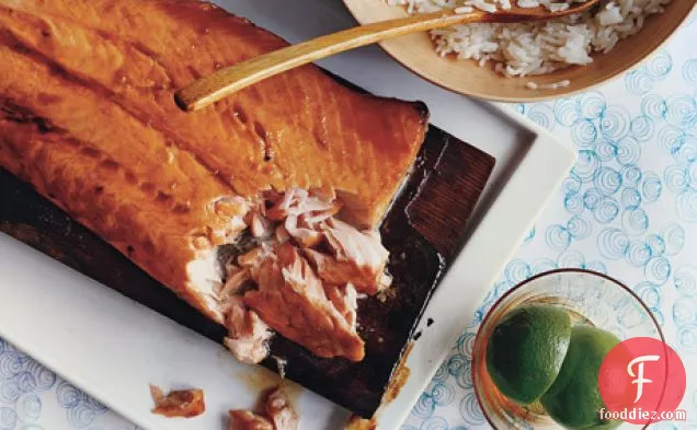 नारियल चावल के साथ तख़्ता सामन