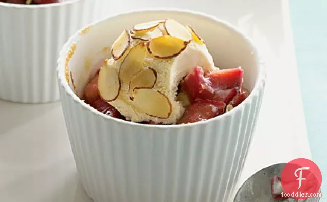 टोस्टेड-बादाम आइसक्रीम बॉल्स के साथ रूबर्ब कॉम्पोट