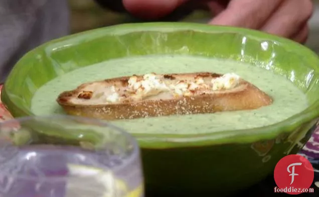 फेटा क्रॉस्टिनी के साथ ककड़ी-लीची गज़पाचो