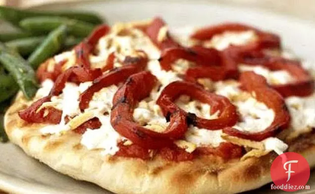 स्मोक्ड टोफू और भुनी हुई लाल मिर्च के साथ ग्रिल्ड पिज्जा