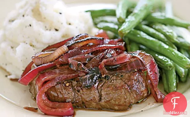 टेंडरलॉइन लाल प्याज मुरब्बा के साथ स्टेक