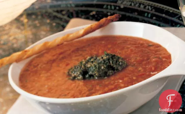 पेस्टो के साथ ठंडा भुना हुआ टमाटर का सूप