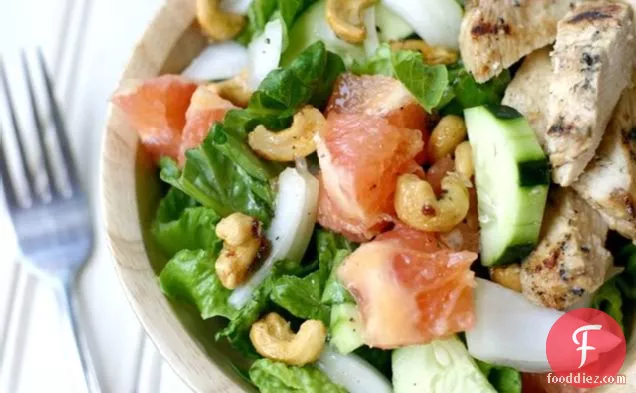 ब्राउन शुगर विनैग्रेट के साथ गुलाबी अंगूर का सलाद