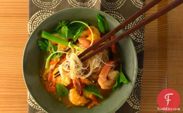 एशियाई चावल नूडल और झींगा सूप