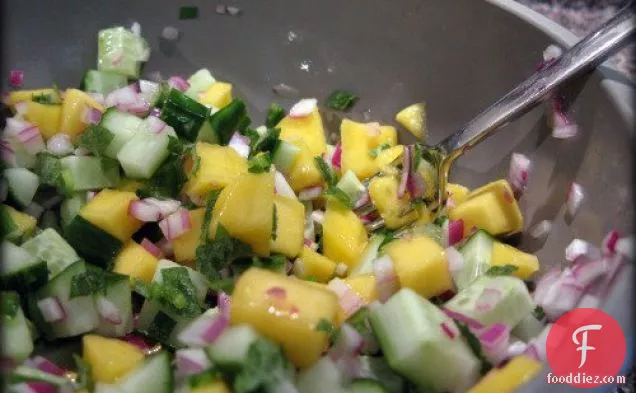 ककड़ी, आम सलाद के साथ ग्रील्ड स्मोकी स्कर्ट स्टेक