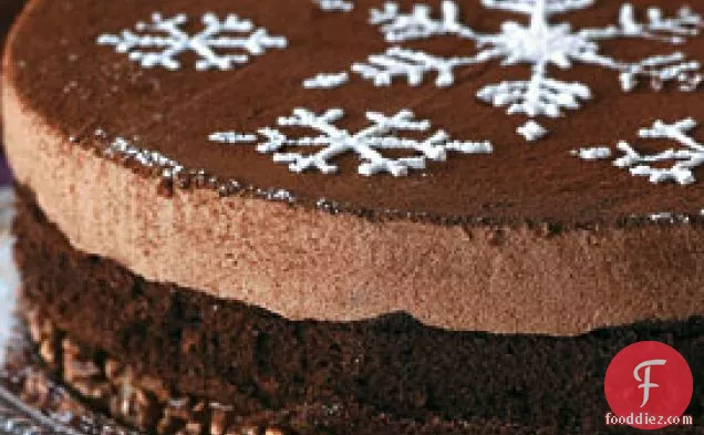 हेज़लनट क्रंच क्रस्ट के साथ मिल्क चॉकलेट मूस केक