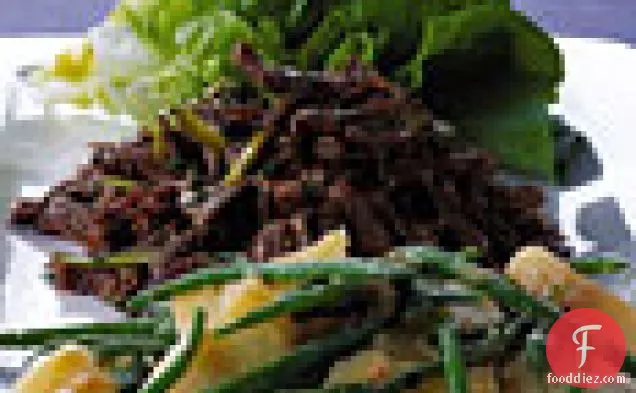 आलू और कॉर्निचन्स के साथ बीफ सलाद