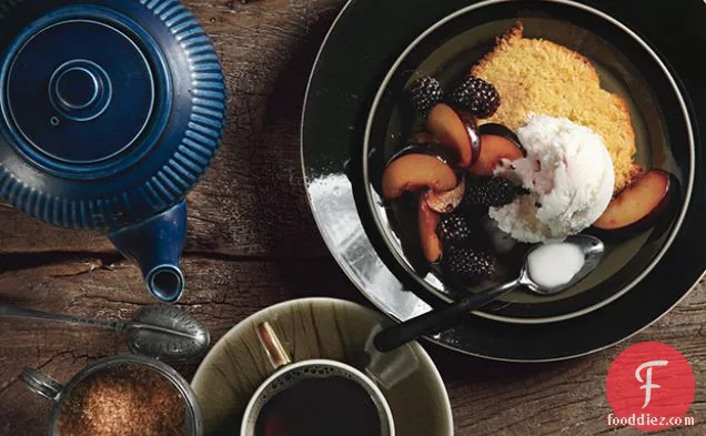 वेनिला-सुगंधित प्लम और ब्लैकबेरी और छाछ आइसक्रीम के साथ ऑरेंज पोलेंटा केक