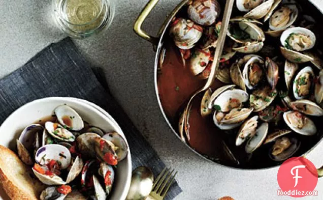 Steamed Clams with White Wine and Tomatoes