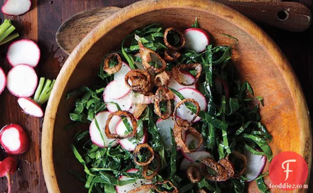 कुरकुरे उथले के साथ कोलार्ड ग्रीन और मूली स्लाव