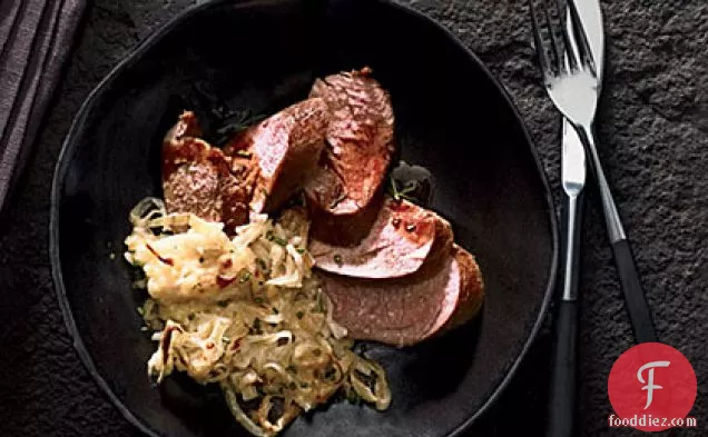 बोर्बोन-रोज़मेरी सॉस के साथ स्मोक्ड पोर्क टेंडरलॉइन