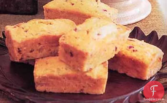 सौंफ के बीज, सूखे क्रैनबेरी और सुनहरी किशमिश के साथ मकई की रोटी